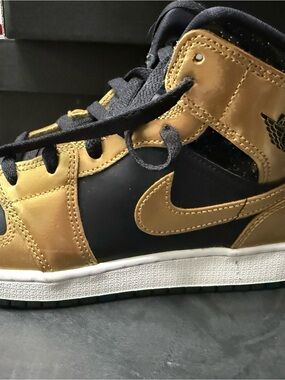 Air Jordan 1 Mid SE GS 'Metallic Gold Black'